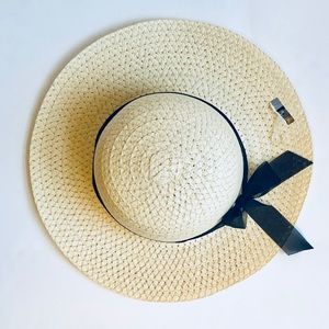 STRAW BEACH HAT BLACK RIBBON